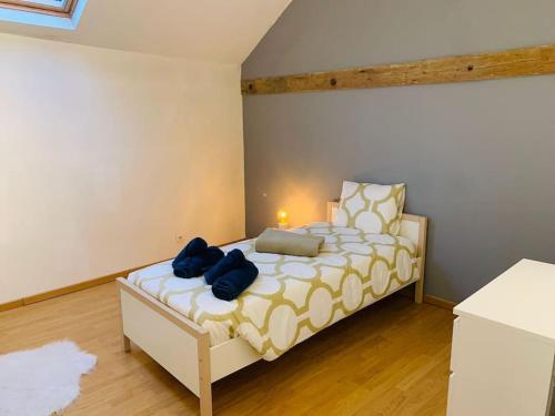 Un dormitorio con una cama con almohadas azules. en Très belle maison d’hôte de 2 chambres à Obourg, en Mons