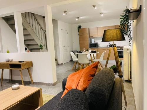 モンスにあるTrès belle maison d’hôte de 2 chambres à Obourgのソファとキッチンのあるリビングルーム