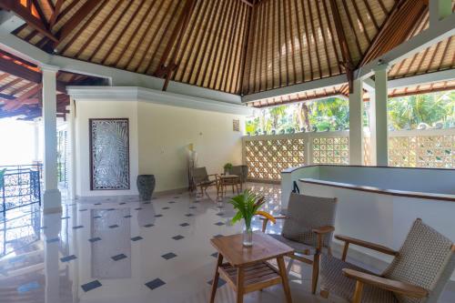 um quarto com cadeiras e uma mesa num piso de azulejo em Villa Sky Dancer - Bali em Amed