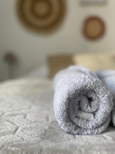 - une serviette assise au-dessus du lit dans l'établissement L'instant - Parking gratuit - Calme, à Angoulême