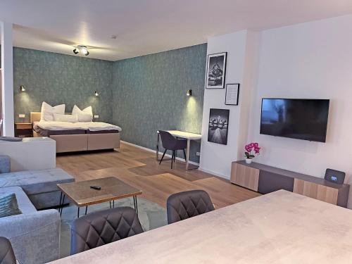 a hotel room with a bed and a living room at Lovely Apartment in Fürth nähe Hauptbahnhof in Fürth