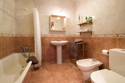 La salle de bains est pourvue d'un lavabo, de toilettes et d'une baignoire. dans l'établissement Apartamento Ría San Esteban, à San Esteban de Pravia