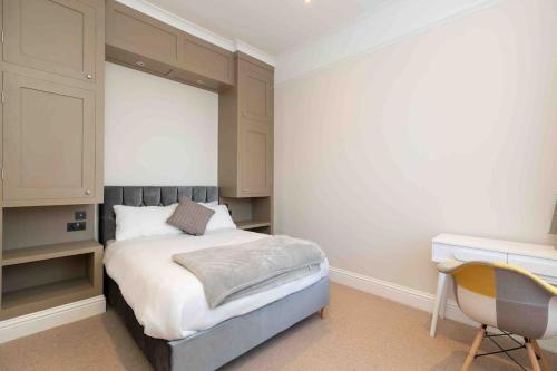 a bedroom with a bed and a desk in it at No.4 The Warwick in Banbury
