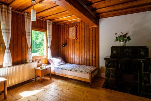 Katil atau katil-katil dalam bilik di Traditional homestead Guhar in Radovna