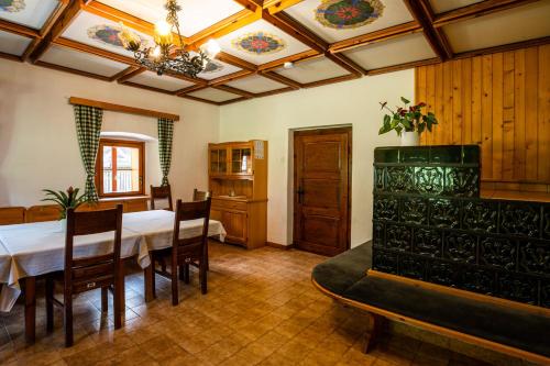 une salle à manger avec une table et des chaises et un plafond dans l'établissement Traditional homestead Guhar in Radovna, à Mojstrana