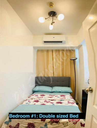 RK Staycations at Azure Urban Resort Residences في مانيلا: غرفة نوم صغيرة مع سرير