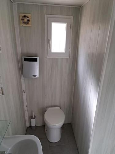 a small bathroom with a toilet and a window at Studios sur CARRY le ROUET in Carry-le-Rouet