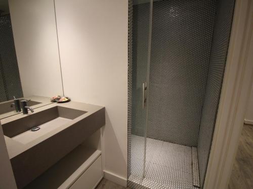 uma casa de banho com um lavatório e um chuveiro em Apartamento Llançà, 3 dormitorios, 6 personas - ES-228-76 em Llançà