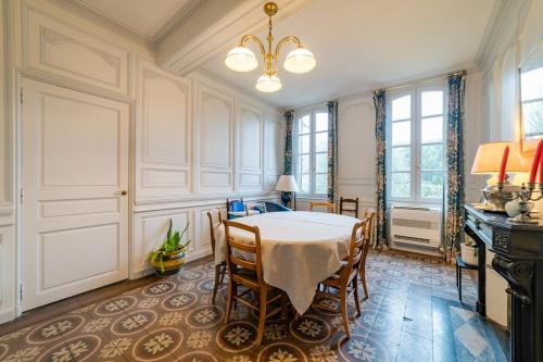 uma sala de jantar com mesa e cadeiras em Home - Michelet - Séjour à Auxerre em Auxerre