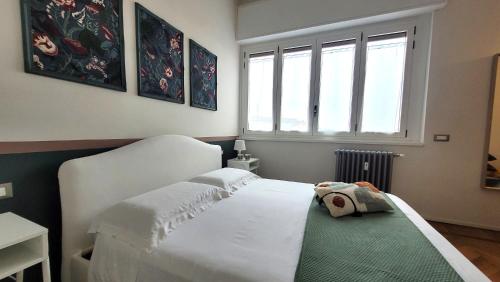 um quarto com uma cama com um bicho de peluche em La Milanese - New apartment - Closed to Metrò ISOLA em Milão