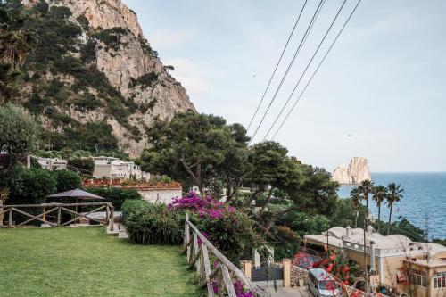 uma vista para a costa amalfi a partir de uma casa em Villa Michika by Elite Villas em Capri