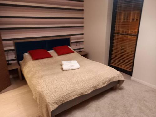 1 dormitorio con 1 cama con 2 toallas en Apartment with an Amazing View en Gdansk