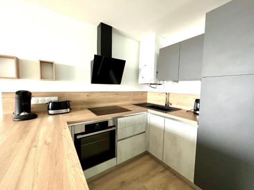 Kuchyňa alebo kuchynka v ubytovaní Appartement refait à neuf - Superbe vue Grande Plage des Sables - 2 pers