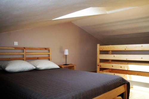 シヤン・ラ・カスカードにあるVilla des soleilsの傾斜天井のベッドルーム1室(大型ベッド1台付)