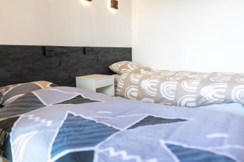 um quarto com uma cama com um edredão e um sofá em High-end apartment 6 people capacity - Haut Combloux em Cordon