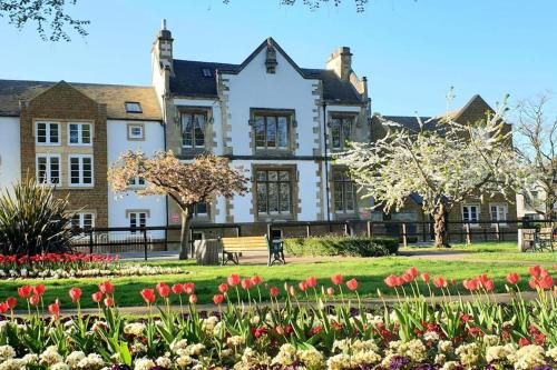 una gran casa blanca con flores delante en No.8 - Garden Square, en Banbury