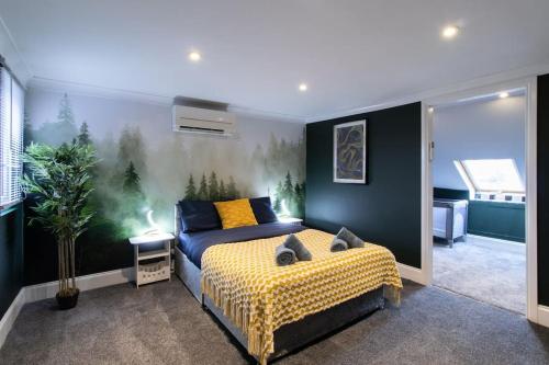 樸次茅斯的住宿－Open Mind Property - 5 Bedroom Lovely Home with Free Parking，一间卧室配有一张带黄 ⁇ 面毯的床
