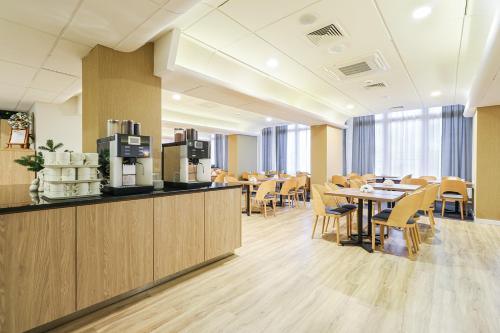 a restaurant with tables and chairs and a cafeteria at Afrodyta Spa in Świnoujście