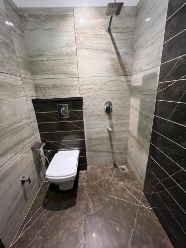 uma casa de banho com um WC e um chuveiro em Hotel SB Residency em Amritsar