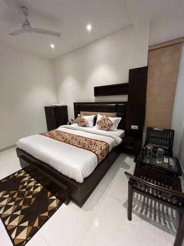 um quarto com uma cama grande num quarto em Hotel SB Residency em Amritsar