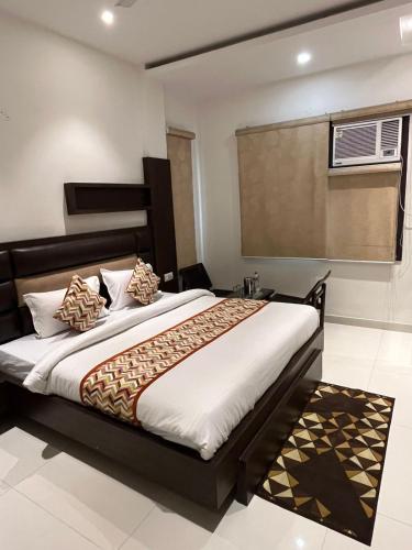 um quarto com uma cama grande num quarto em Hotel SB Residency em Amritsar