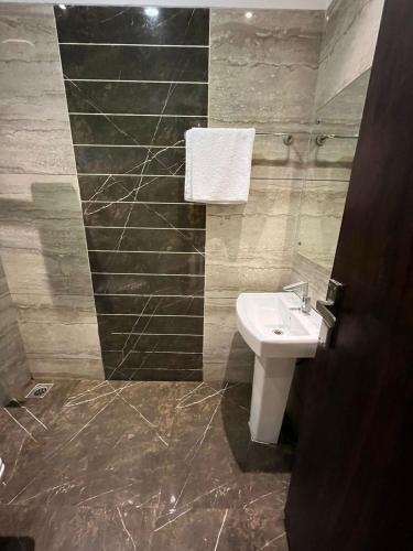 uma casa de banho com um lavatório e um WC. em Hotel SB Residency em Amritsar