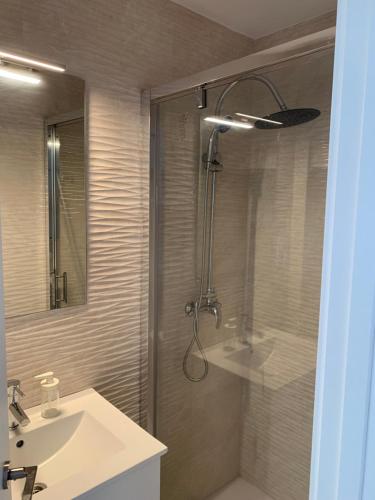 a bathroom with a shower and a sink at Casa Amapola - Costa Bahía de Cádiz in Puerto Real