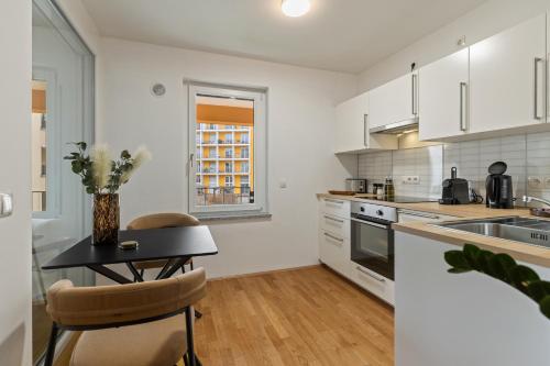Kuchyň nebo kuchyňský kout v ubytování ma suite - cozy apartment 2P - best location - private Parking