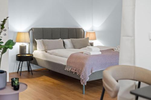 Postel nebo postele na pokoji v ubytování ma suite - cozy apartment 2P - best location - private Parking