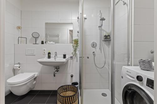 a bathroom with a toilet sink and a shower at ma suite - cozy apartment 2P - best location - private Parking in Augsburg