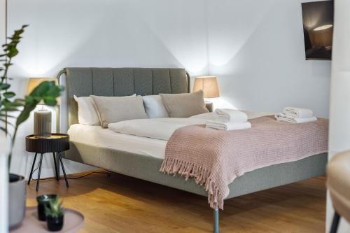 una camera da letto con un letto con una coperta rosa sopra di ma suite - cozy apartment 2P - best location - private Parking a Augusta (Augsburg)