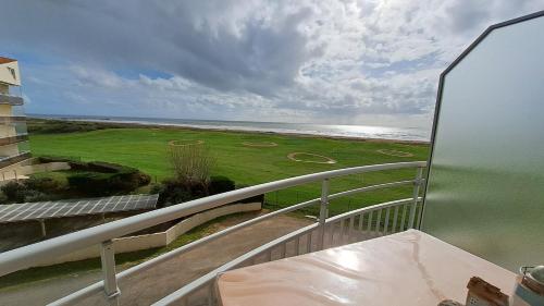 Photo de la galerie de l'établissement PAMPLEMOUSSE 3 - Appartement Vue Mer et Piscine, proche Golf, à Saint-Jean-de-Monts