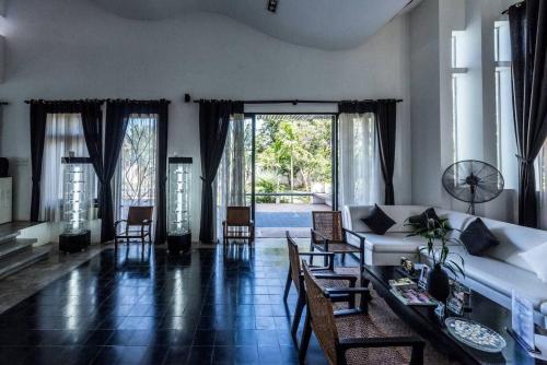 un soggiorno con divano, tavolo e sedie di Sompoli Dthan a Siem Reap