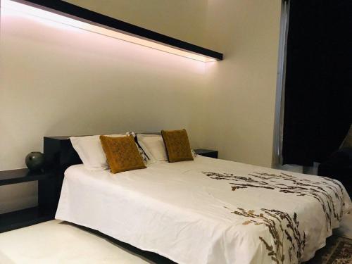 ein Schlafzimmer mit einem großen weißen Bett mit zwei Kissen in der Unterkunft Sompoli Dthan in Siem Reap