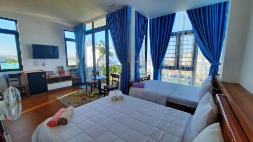 1 dormitorio con 1 cama grande y ventanas grandes en Homestay Lucas's House, en Liên Trì (3)