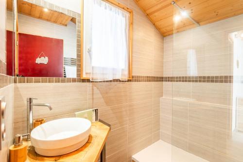 une salle de bain avec un lavabo et une douche dans l'établissement SUPER MORZINE, à Morzine