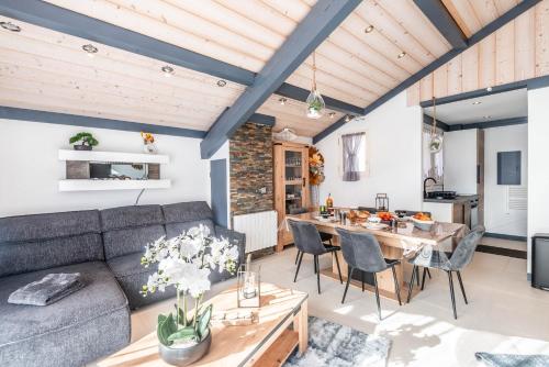 un salon avec un canapé et une table dans l'établissement SUPER MORZINE, à Morzine