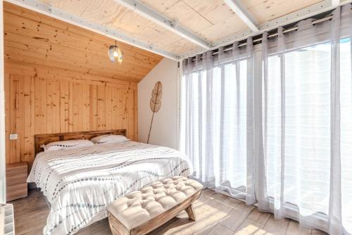 une chambre avec un lit et une grande fenêtre dans l'établissement SUPER MORZINE, à Morzine