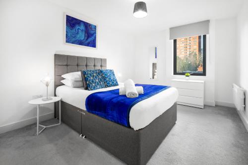 1 dormitorio con 1 cama grande con sábanas azules y blancas en Luxury Birmingham City Centre Apartment - Top Rated - 318H, en Birmingham