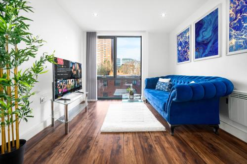 sala de estar con sofá azul y TV en Luxury Birmingham City Centre Apartment - Top Rated - 318H, en Birmingham