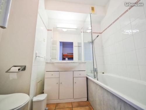 Koupelna v ubytování Studio avec piscine, 600m plage