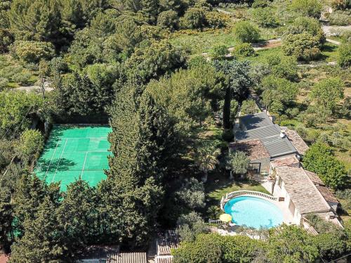 une vue aérienne d'un complexe avec piscine et arbres dans l'établissement Mas des Oliviers, Piscine, Tennis & Pétanque, à Marguerittes