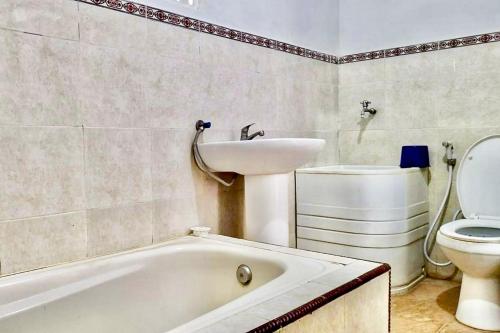 Ванная комната в Tebluess Guesthouse Gianyar RedPartner