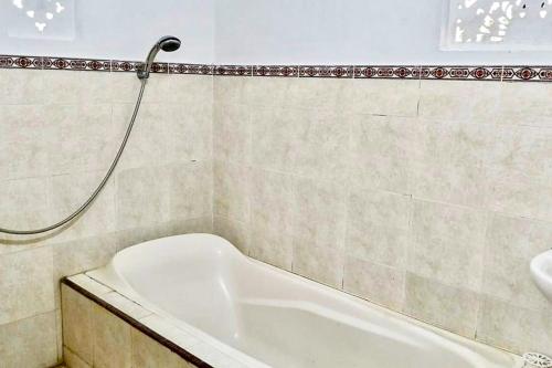 Ένα μπάνιο στο Tebluess Guesthouse Gianyar RedPartner