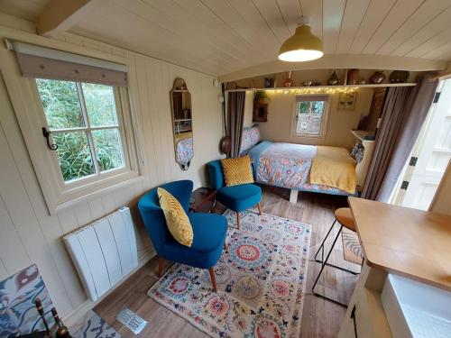 uma pequena sala com um quarto e uma cama em The Humble Hut em Wooler