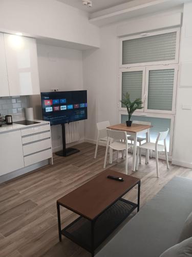 uma sala de estar com uma mesa e uma cozinha em Plaza de Castilla2 Apartments2 em Madrid