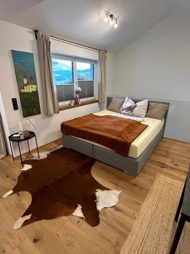 ein Schlafzimmer mit einem Bett und einem großen Fenster in der Unterkunft Exklusiv Appartement in Innsbruck