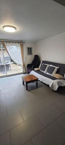um quarto com uma cama e uma mesa de centro em Le 7 em Servian