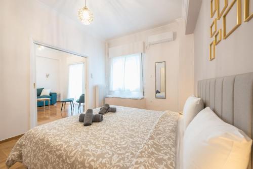 - une chambre avec un lit doté d'un ours en peluche dans l'établissement Golden Comfort By Greece Apartments, à Athènes