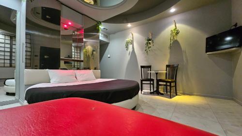 sypialnia z łóżkiem, stołem i krzesłami w obiekcie Silk Motel w mieście Caviaga